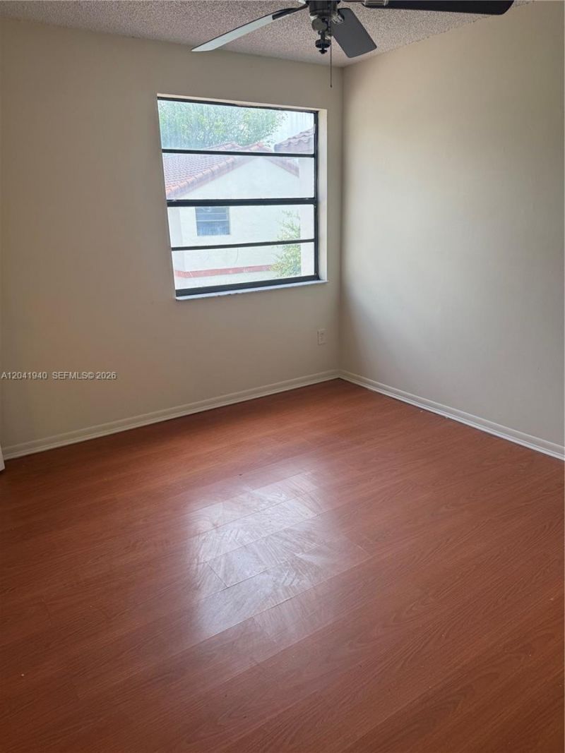 331 Ives Dairy Rd , Unit 331-10, Miami, FL 33179 Photo