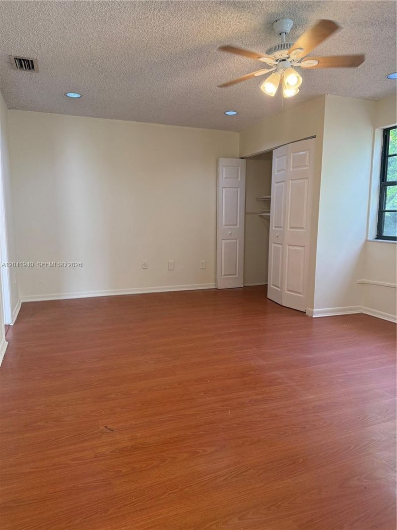 331 Ives Dairy Rd , Unit 331-10, Miami, FL 33179 Photo