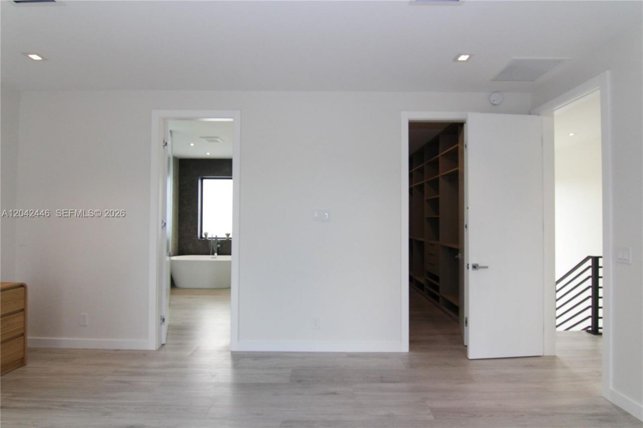 3540 Oak Ave , Miami, FL 33133 Photo