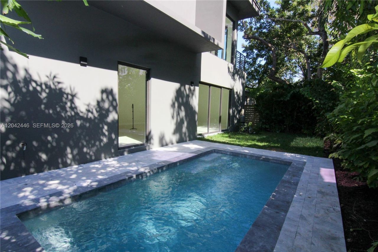 3540 Oak Ave , Miami, FL 33133 Photo