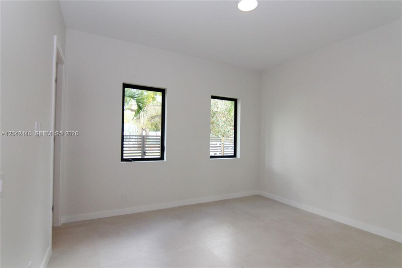 3540 Oak Ave , Miami, FL 33133 Photo