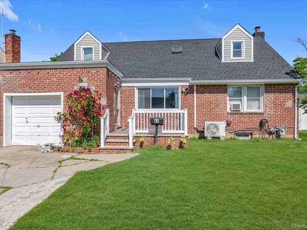 34 Newburgh Street , Elmont, NY 11003