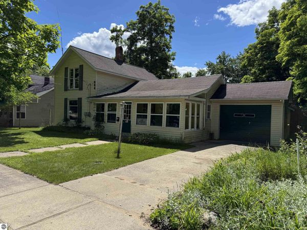225 Hayes Street N, Farwell, MI 48622