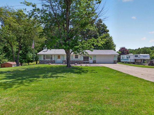 2695 Gilletts Lake Road, Jackson, MI 49201