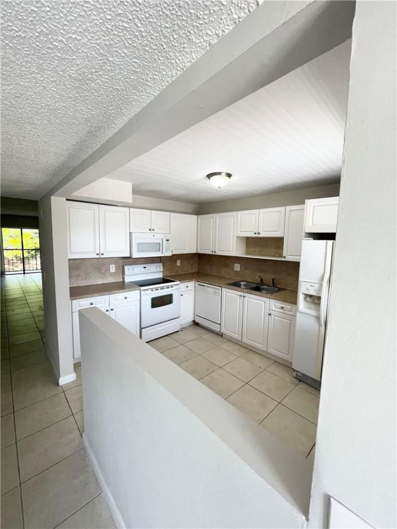 197 Lakeview Drive, Unit 202, Weston, FL 33326 Photo