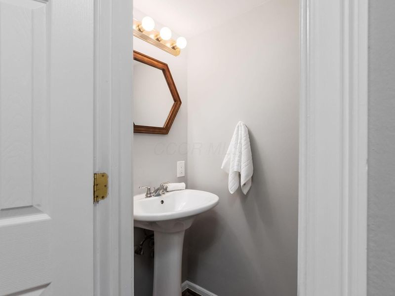148 Tarryton Court W, Unit 25B, Columbus, OH 43228 Photo 8