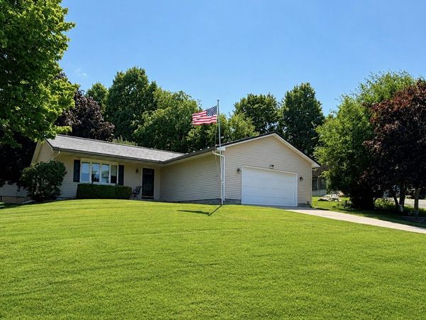 112 Wedgewood Drive, Charlotte, MI 48813