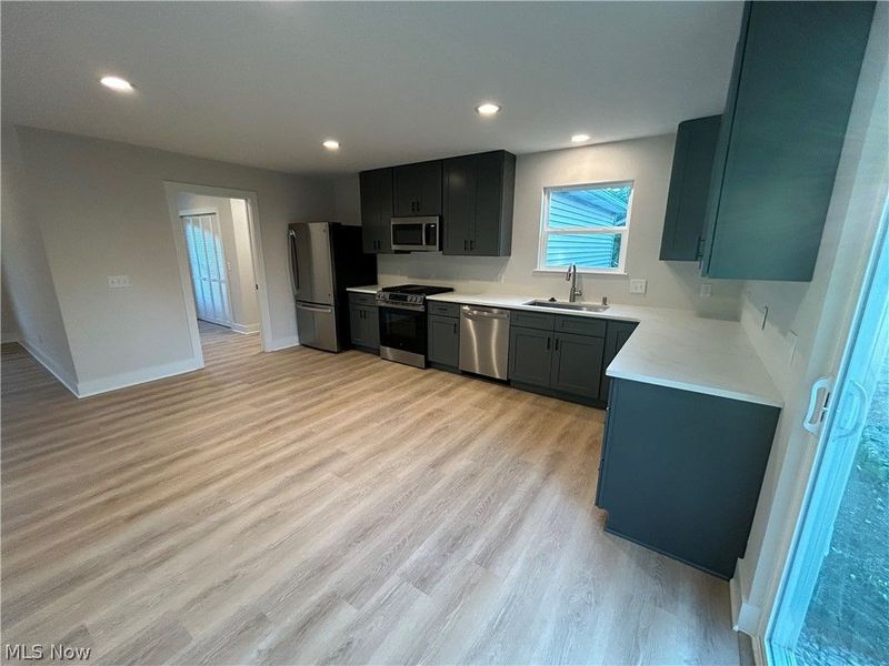 938 East Drive, Sheffield Lake, OH 44054 Photo 4