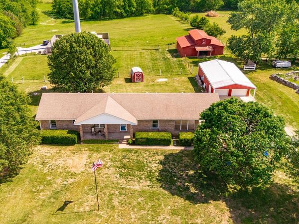 1976 Hartsville Pike , Gallatin, TN 37066