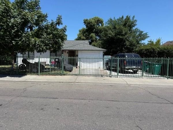 2215 E Flora St, Stockton, CA 95205