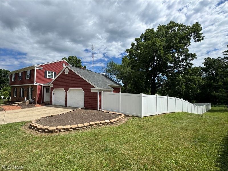 1679 Lakeview Square NE, Bolivar, OH 44612 Photo 2