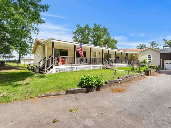 25 Beacon St, Amesbury, MA 01913