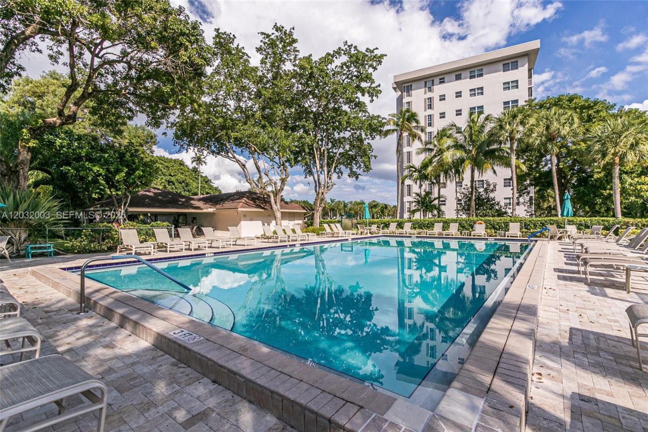 3150 N Palm Aire Dr , Unit 705, Pompano Beach, FL 33069 Photo