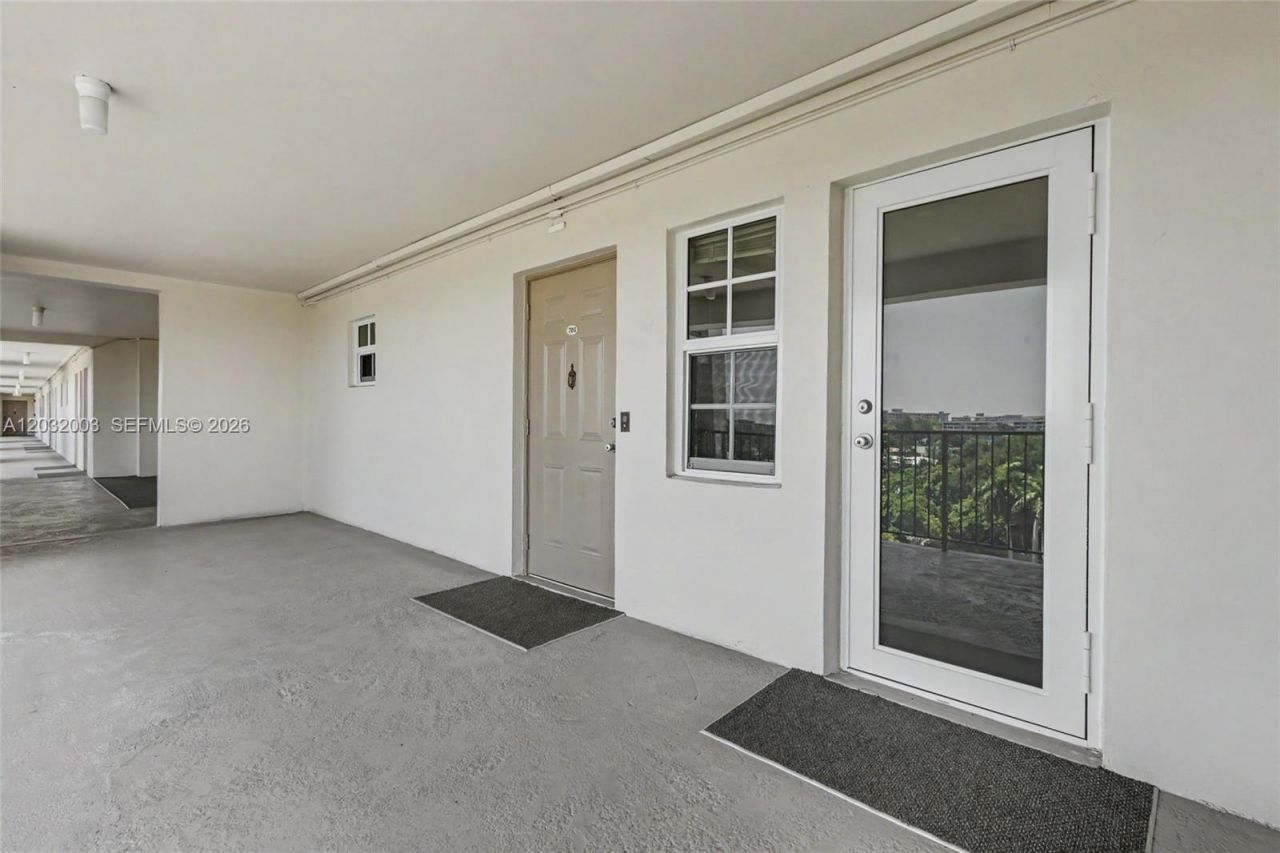 3150 N Palm Aire Dr , Unit 705, Pompano Beach, FL 33069 Photo