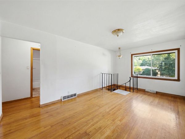 2806 Aurora Avenue, Des Moines, IA 50310