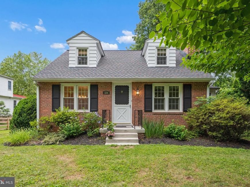124 Chestnut Avenue, Washington Grove, MD 20880 Main Photo