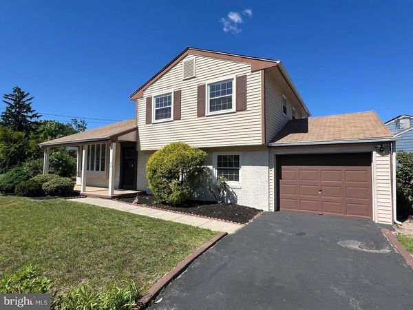 825 LEXINGTON AVENUE, TURNERSVILLE, NJ 08012