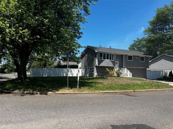 105 barber , Brentwood, NY 11717