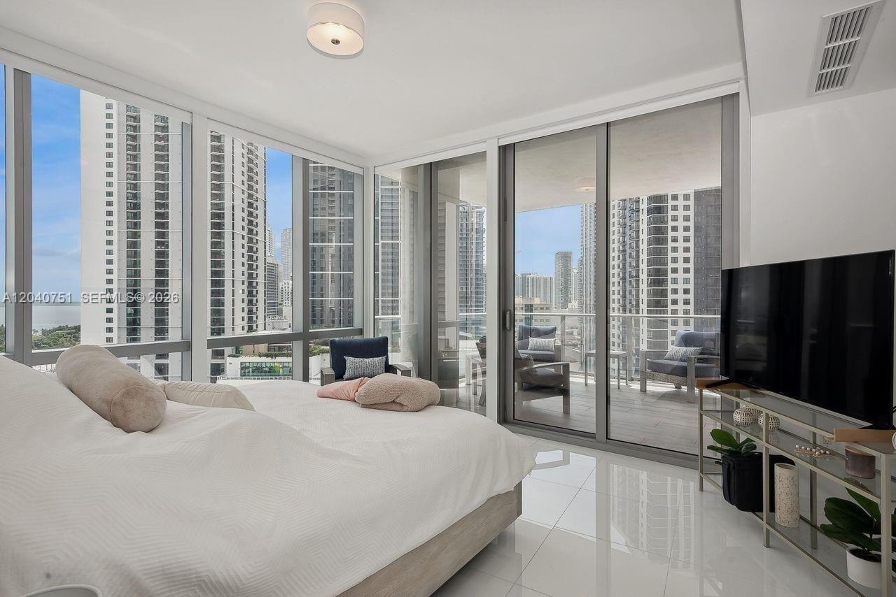 851 NE 1st Ave , Unit 1711, Miami, FL 33132 Photo