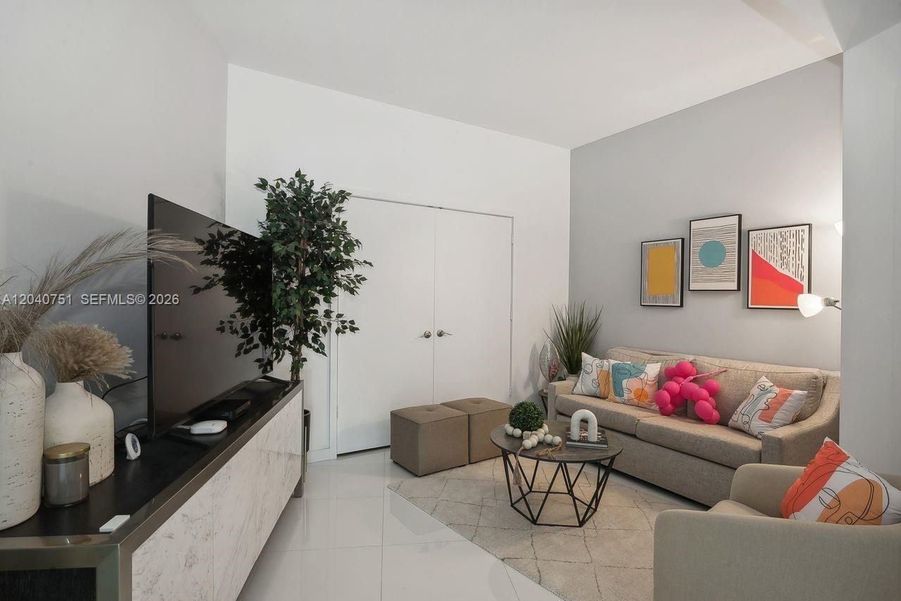 851 NE 1st Ave , Unit 1711, Miami, FL 33132 Photo