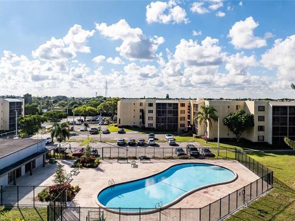 2831 Somerset DR E, Unit 109, LAUDERDALE LAKES, FL 33341