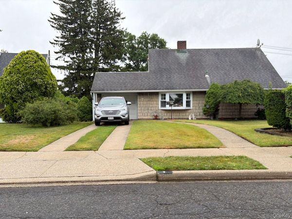 7 Mockingbird Lane, Levittown, NY 11756