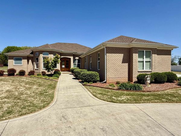 208 Maclin Cir, Tuscumbia, AL 35674