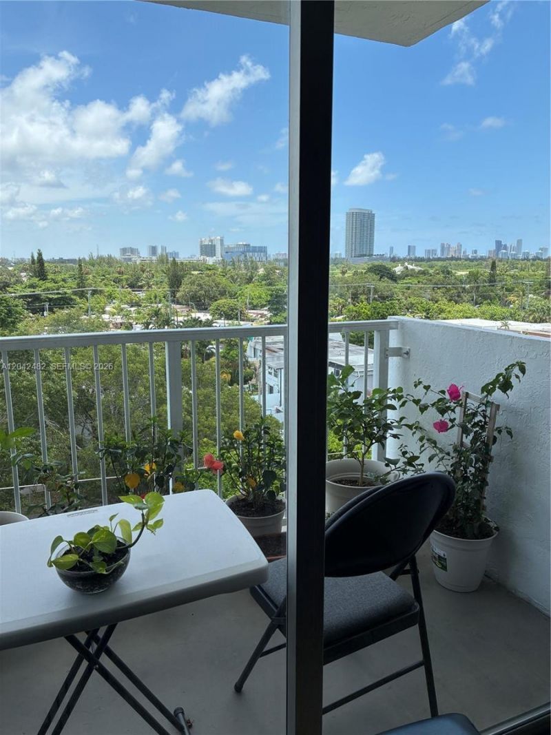 2000 NE 135th St, Unit 710, North Miami, FL 33181 Photo