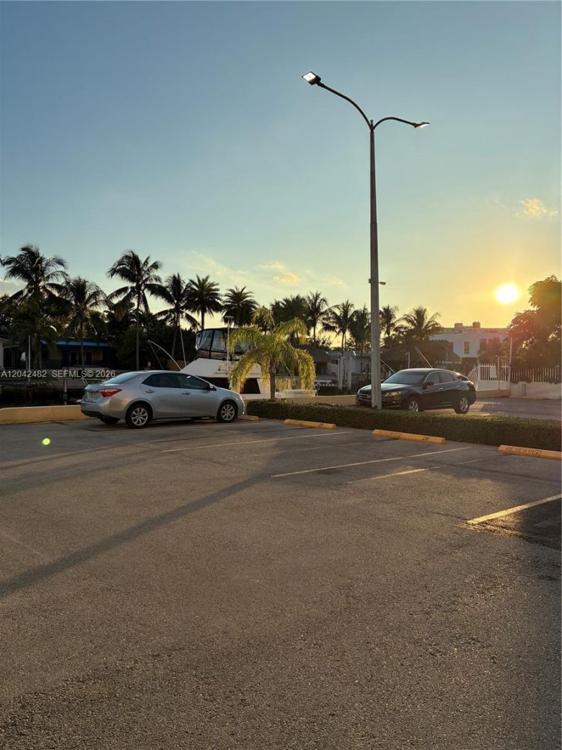 2000 NE 135th St, Unit 710, North Miami, FL 33181 Photo