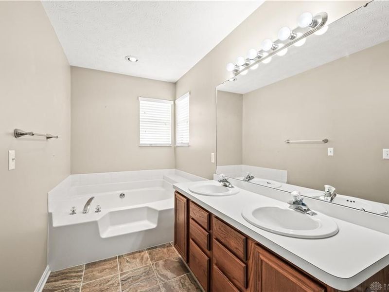 908 Cambridge Circle, Troy, OH 45373 Photo 31