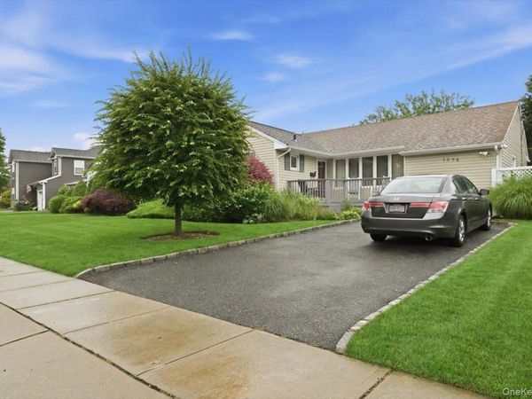 1270 Dahlia Lane , Wantagh, NY 11793