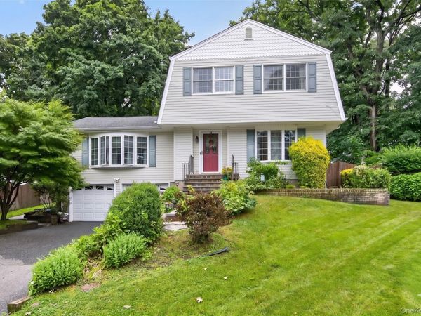 8 Tuscan Court , Huntington, NY 11746
