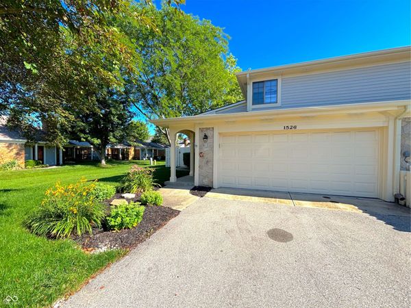 1526 Roanoke Drive , Zionsville, IN 46077