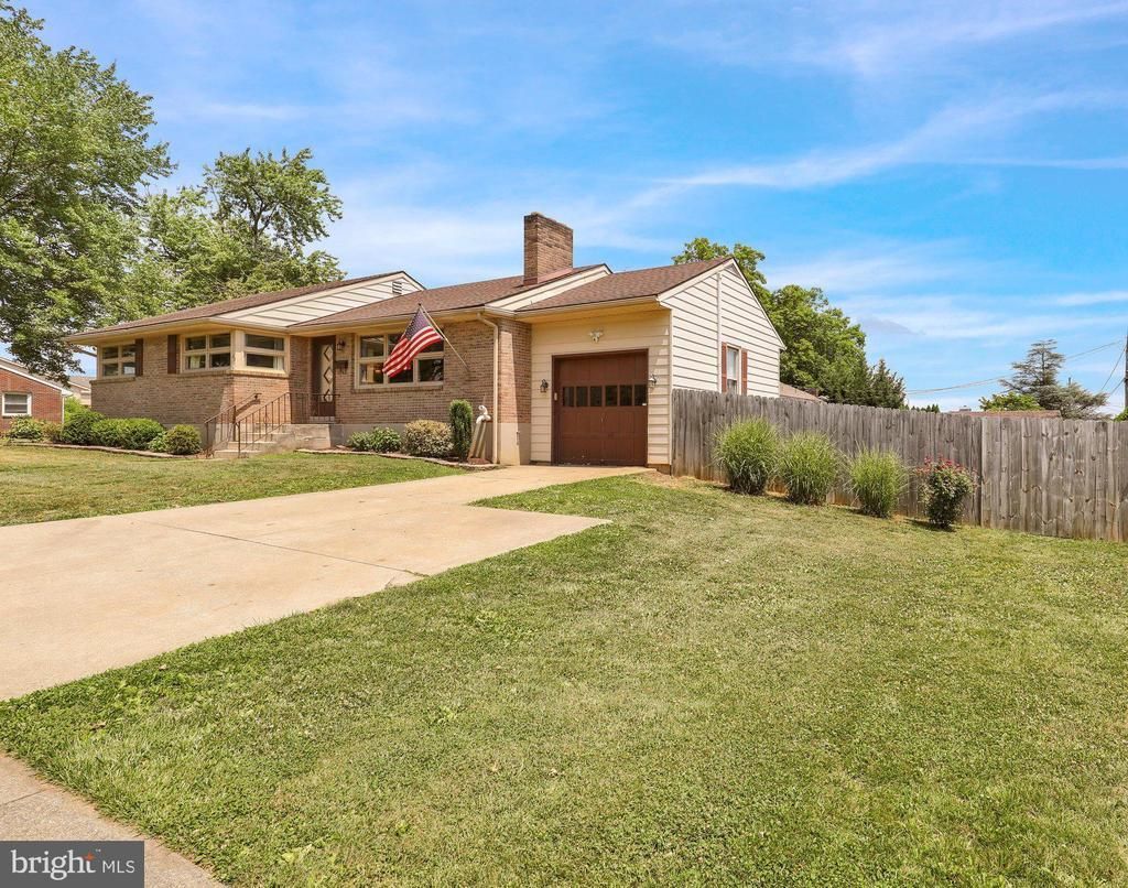 33 LAWNDALE ROAD, WYOMISSING, PA 19610