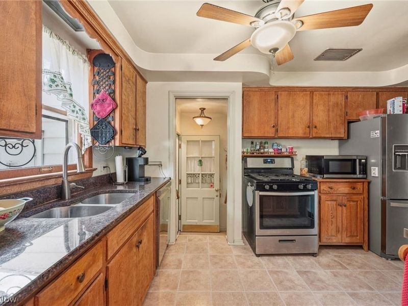 10821 Woodview Boulevard, Parma Heights, OH 44130 Photo 10