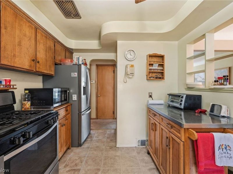 10821 Woodview Boulevard, Parma Heights, OH 44130 Photo 13