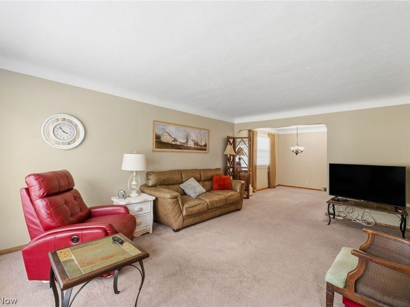 10821 Woodview Boulevard, Parma Heights, OH 44130 Photo 2