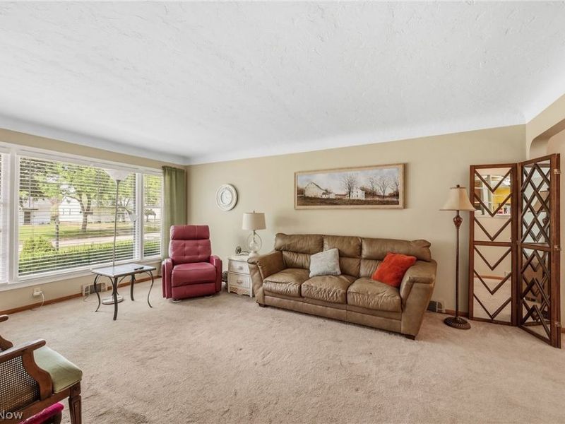 10821 Woodview Boulevard, Parma Heights, OH 44130 Photo 4