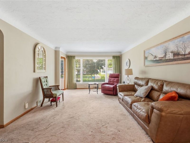 10821 Woodview Boulevard, Parma Heights, OH 44130 Photo 5