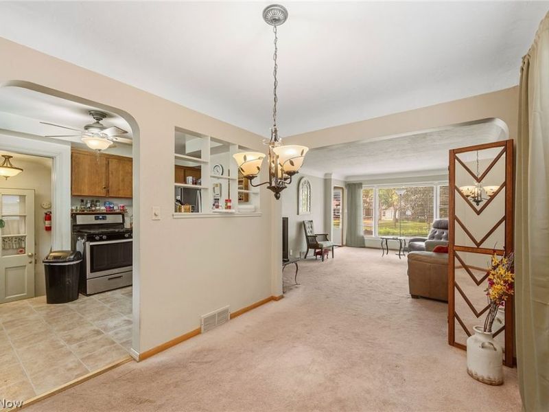 10821 Woodview Boulevard, Parma Heights, OH 44130 Photo 8