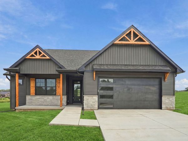 1409 Legends Drive, Milan, IL 61264