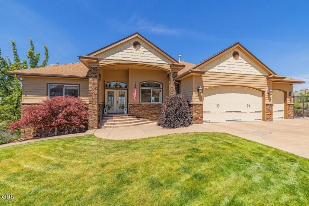 1354 Ridgecrest Drive, Klamath Falls, OR 97601 Main Photo