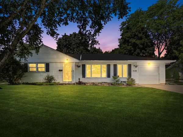 718 S Silverbrook DRIVE, West Bend, WI 53095
