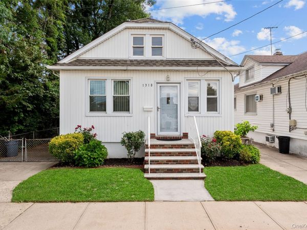 1318 Scimitar Avenue , Elmont, NY 11003