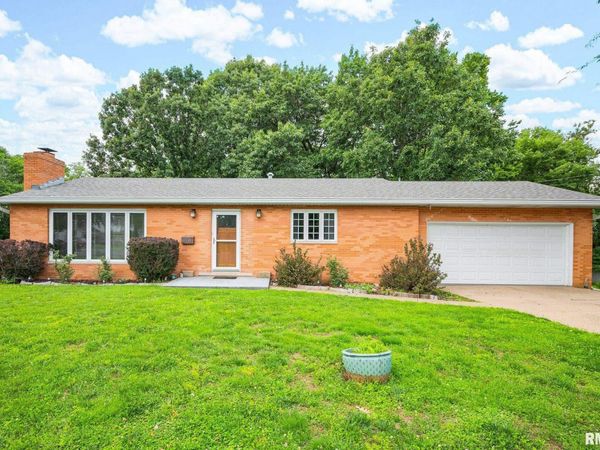 1731 Saint Clair Drive, Pekin, IL 61554