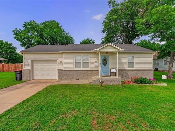 425 W 10th Street , Chelsea, OK 74016