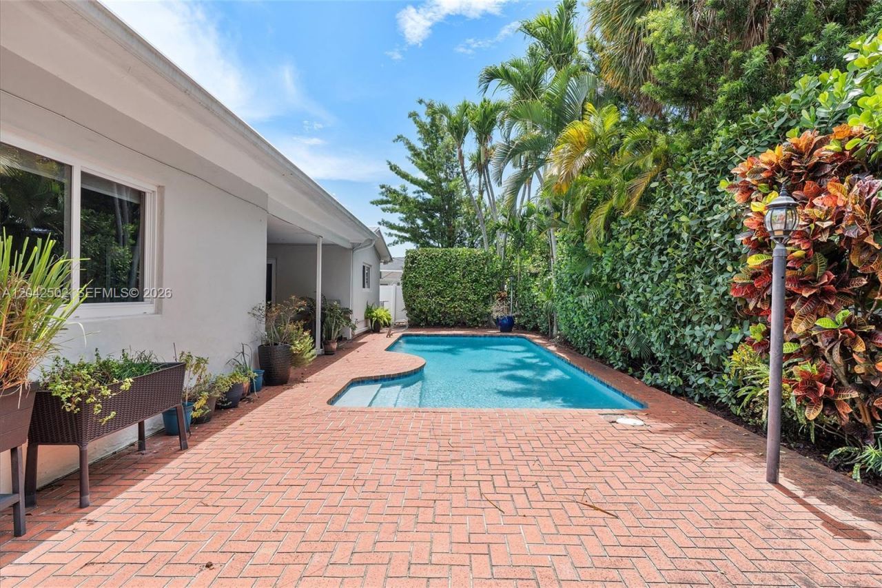 1900 NE 210th St, Miami, FL 33179 Photo