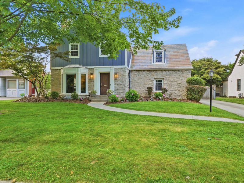 2724 Sherwood Road, Columbus, OH 43209 Photo 2