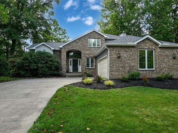 8465 Settlers Passage, Brecksville, OH 44141