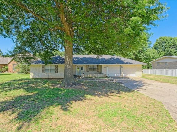 985 N Hampton Road, Harrah, OK 73045